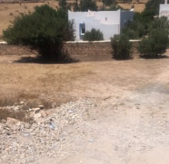 Arrivée à Dar Christelle, murs en pierre et portail