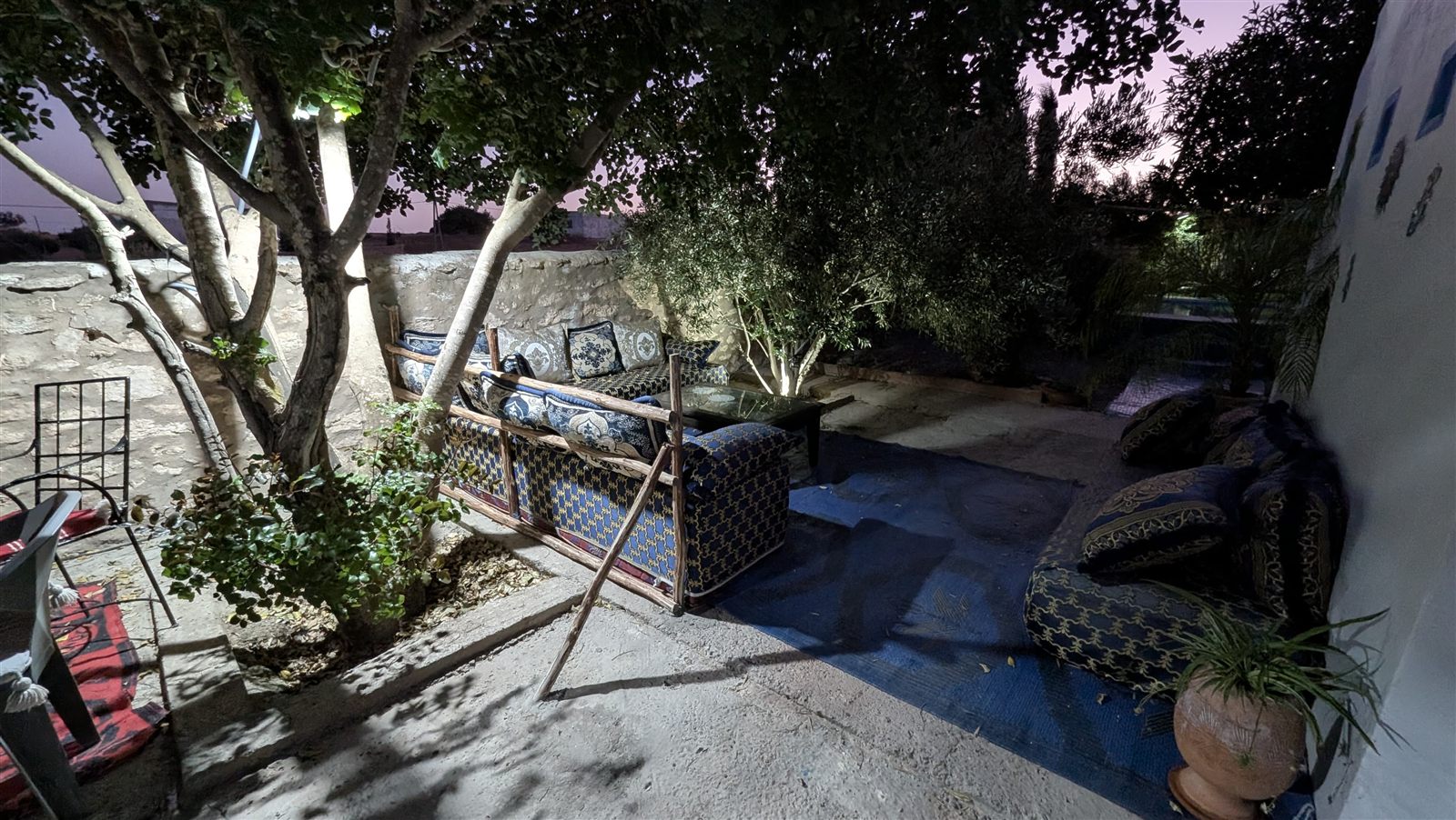 Salon extérieur de Dar Christelle à la tombée de la nuit