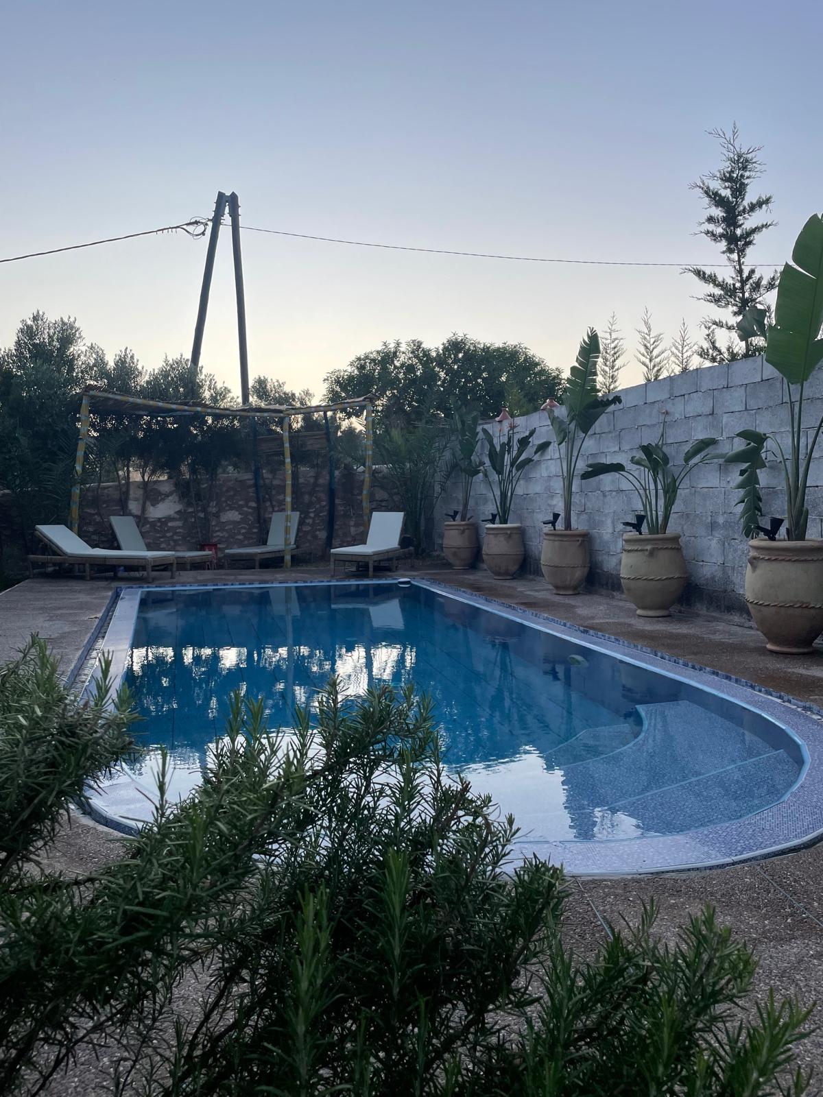 Piscine et jardin de Dar Christelle au coucher du soleil
