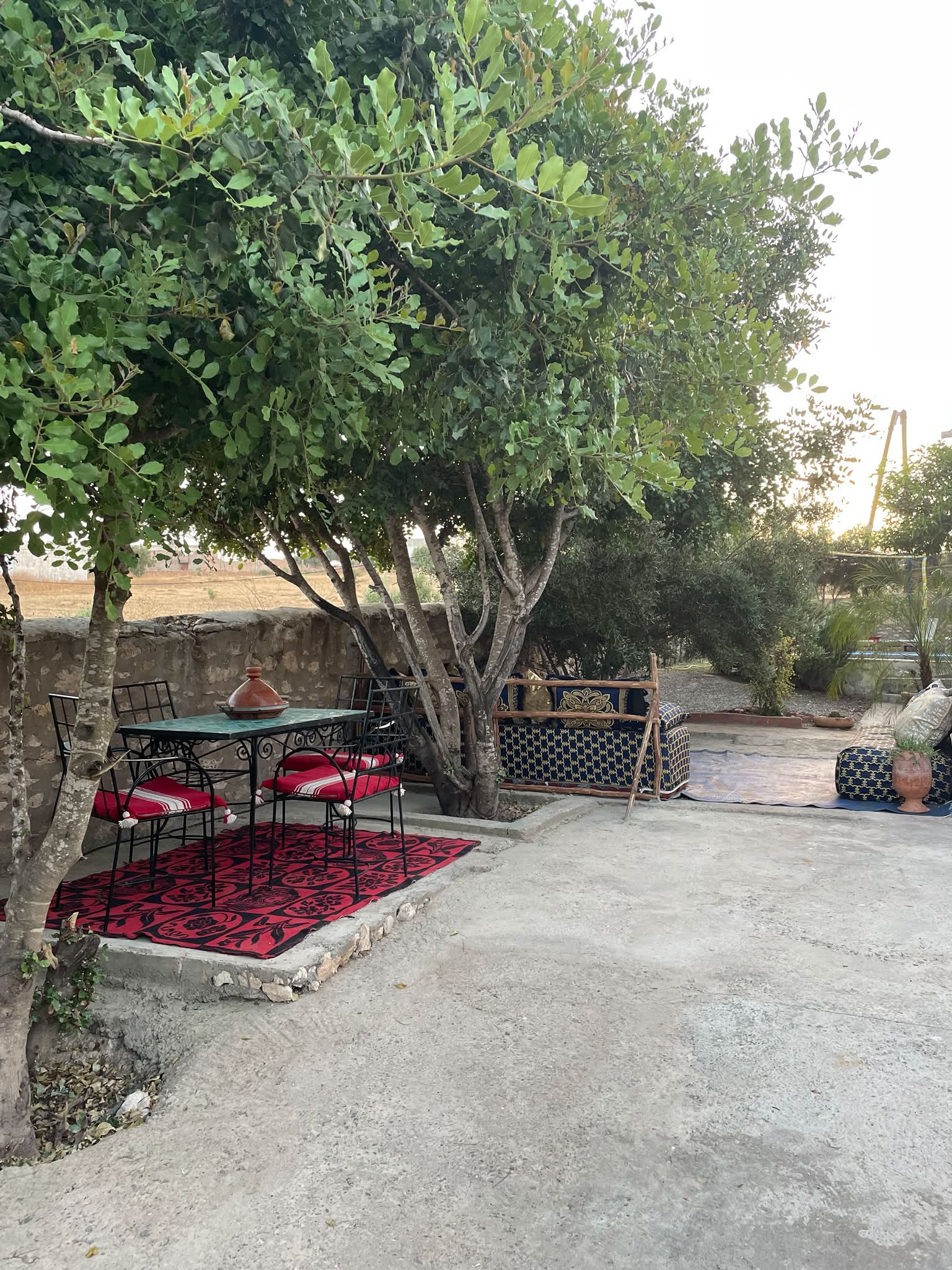 Terrasse et coin repas extérieur de Dar Christelle